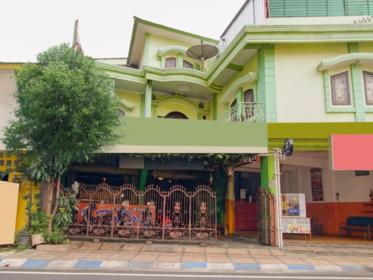 Oyo Life 3103 Opo Homestay & Kost Malang Exterior photo