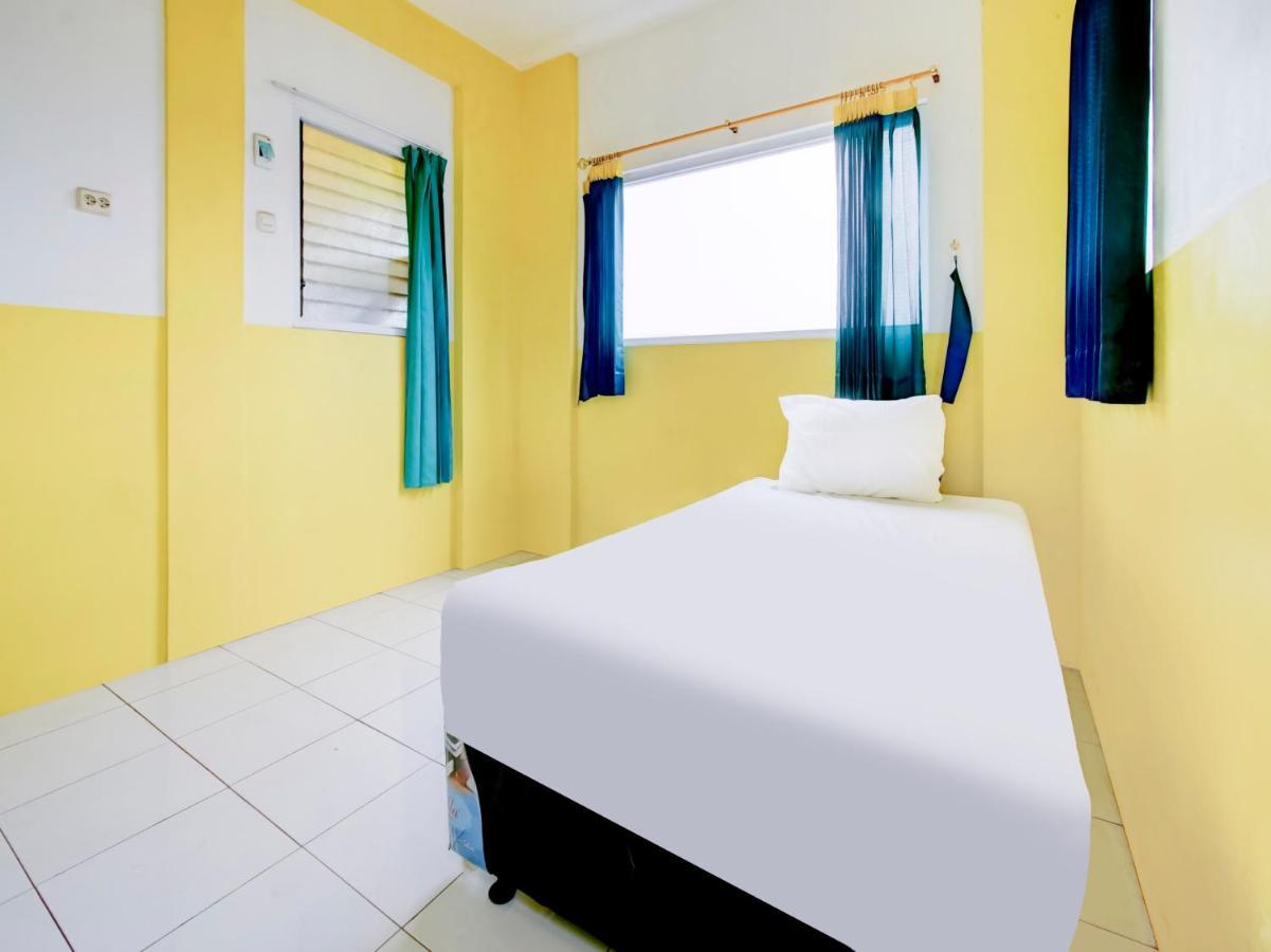 Oyo Life 3103 Opo Homestay & Kost Malang Exterior photo