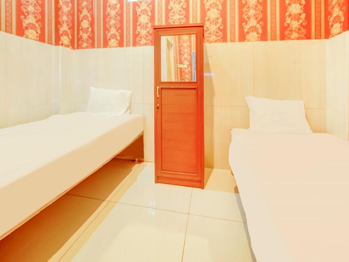 Oyo Life 3103 Opo Homestay & Kost Malang Exterior photo
