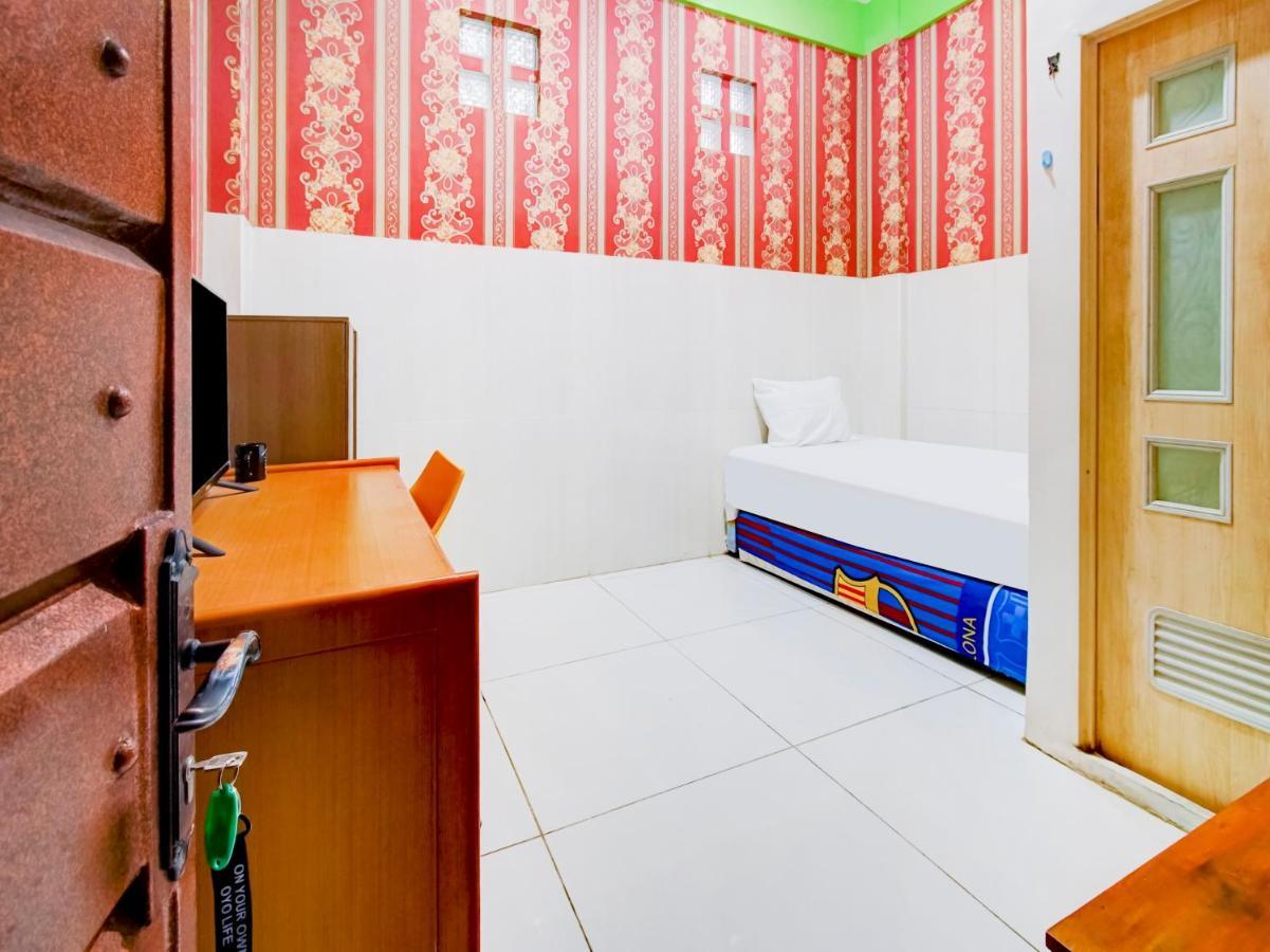 Oyo Life 3103 Opo Homestay & Kost Malang Exterior photo